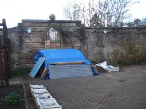 The wood is under the blue tarpaulin, the dubious "sinks" can be seen in the foreground.